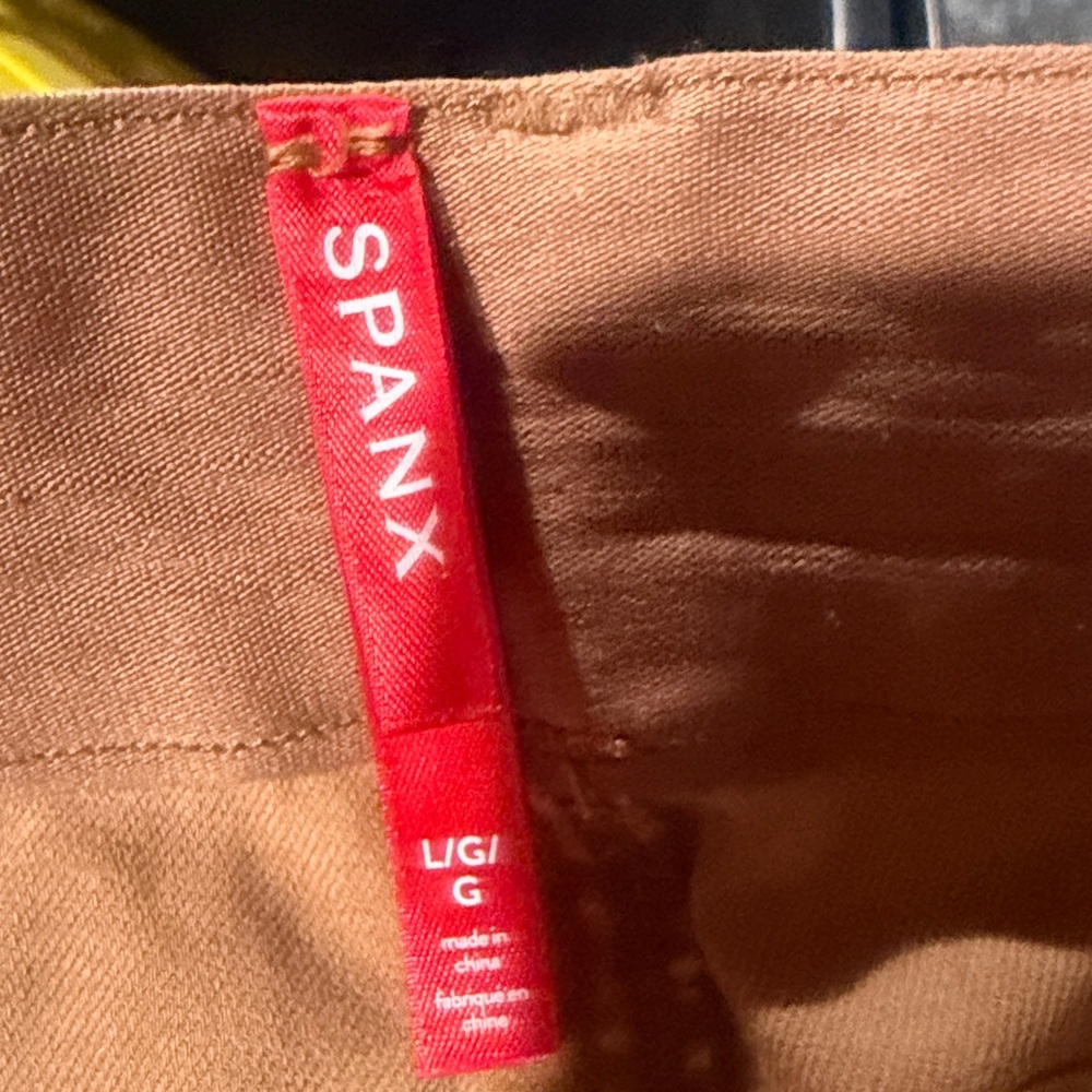 Spanx cargo pants. No stains r rips. Size is XL Fits like a large or even medium - Picture 3 of 4
